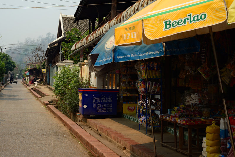 Kleine Strasse auf der anderen Seite des Mekongs